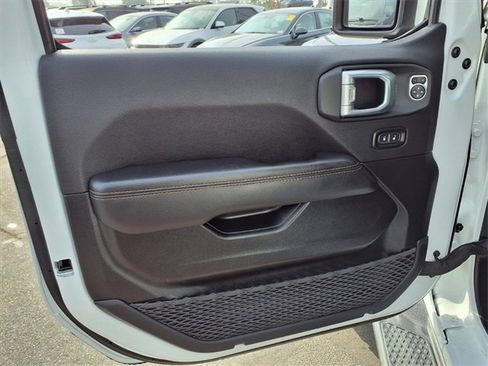 Used 2023 Jeep Gladiator Overland image 15