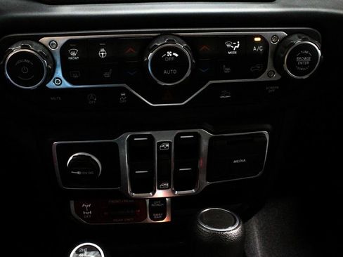Used 2023 Jeep Gladiator Rubicon w/ Cold Weather Group AWD/4WD image 29