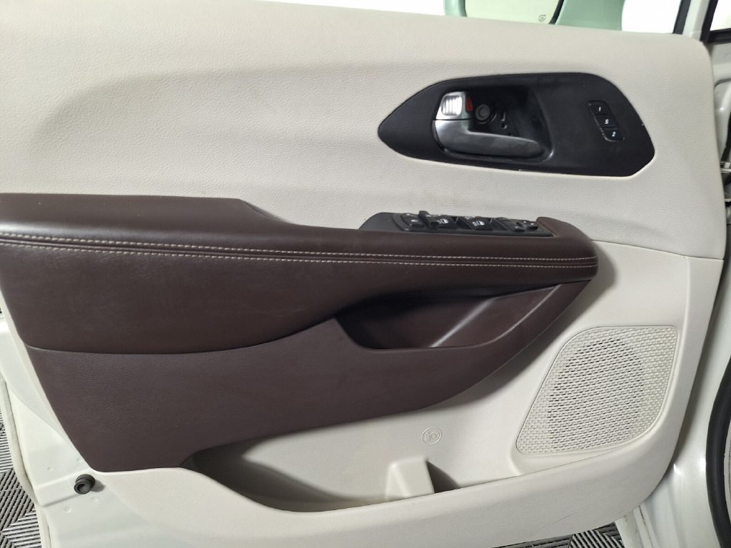 Used 2021 Chrysler Pacifica Touring-L FWD image 30