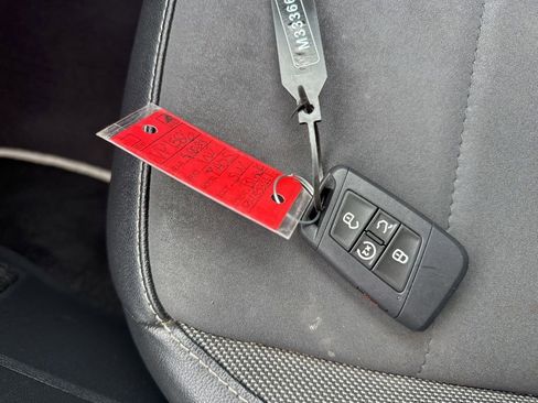 Used 2023 Volkswagen Taos SE w/ Panoramic Sunroof Package image 34