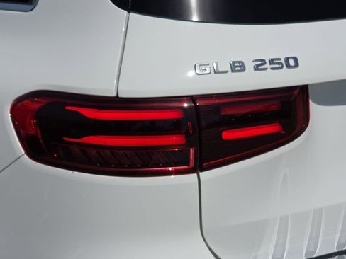 Certified 2025 Mercedes-Benz GLB 250 image 32