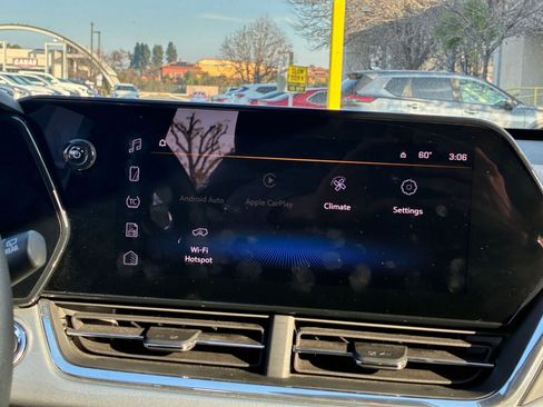 Used 2025 Chevrolet Trax LT image 21