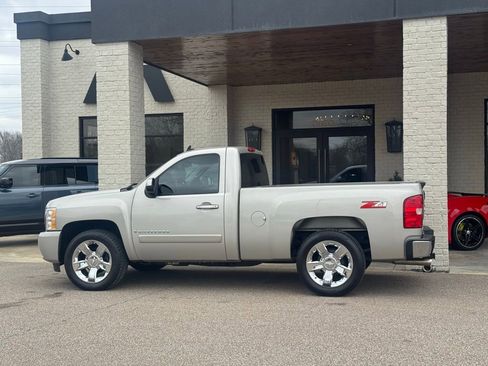 Used 2008 Chevrolet Silverado 1500 LT w/ Suspension Package, Off-Road image 7