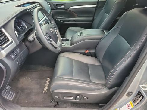 Used 2019 Toyota Highlander XLE FWD image 12