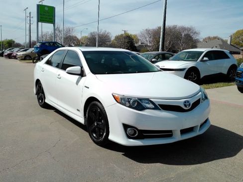 Used 2014 Toyota Camry SE w/ Moonroof Package image 4