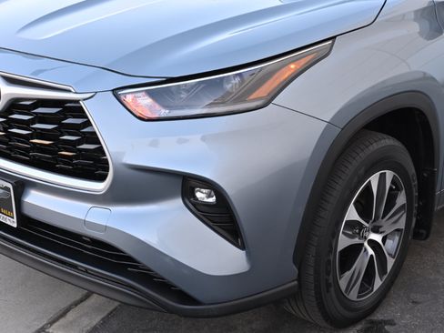 Used 2021 Toyota Highlander XLE AWD/4WD image 25