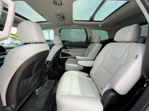 Used 2024 Kia Telluride SX w/ Towing Package FWD image 13