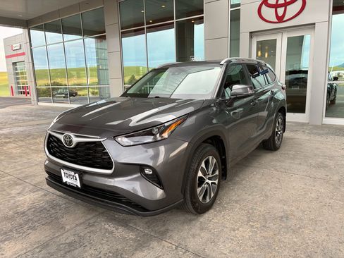 Used 2023 Toyota Highlander XLE AWD/4WD image 3