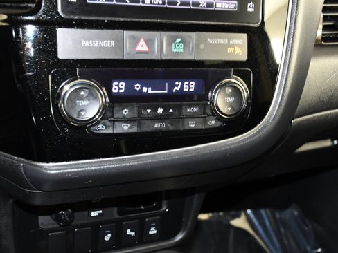 Used 2018 Mitsubishi Outlander GT AWD/4WD image 27