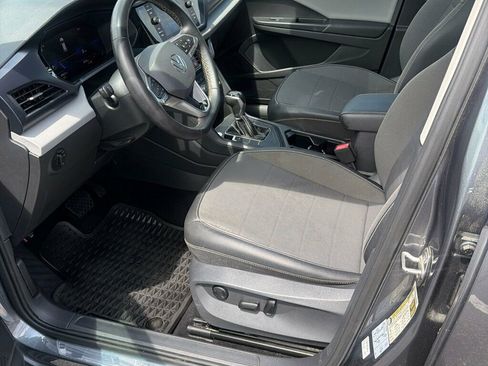 Used 2022 Volkswagen Taos SE w/ Panoramic Sunroof Package image 9