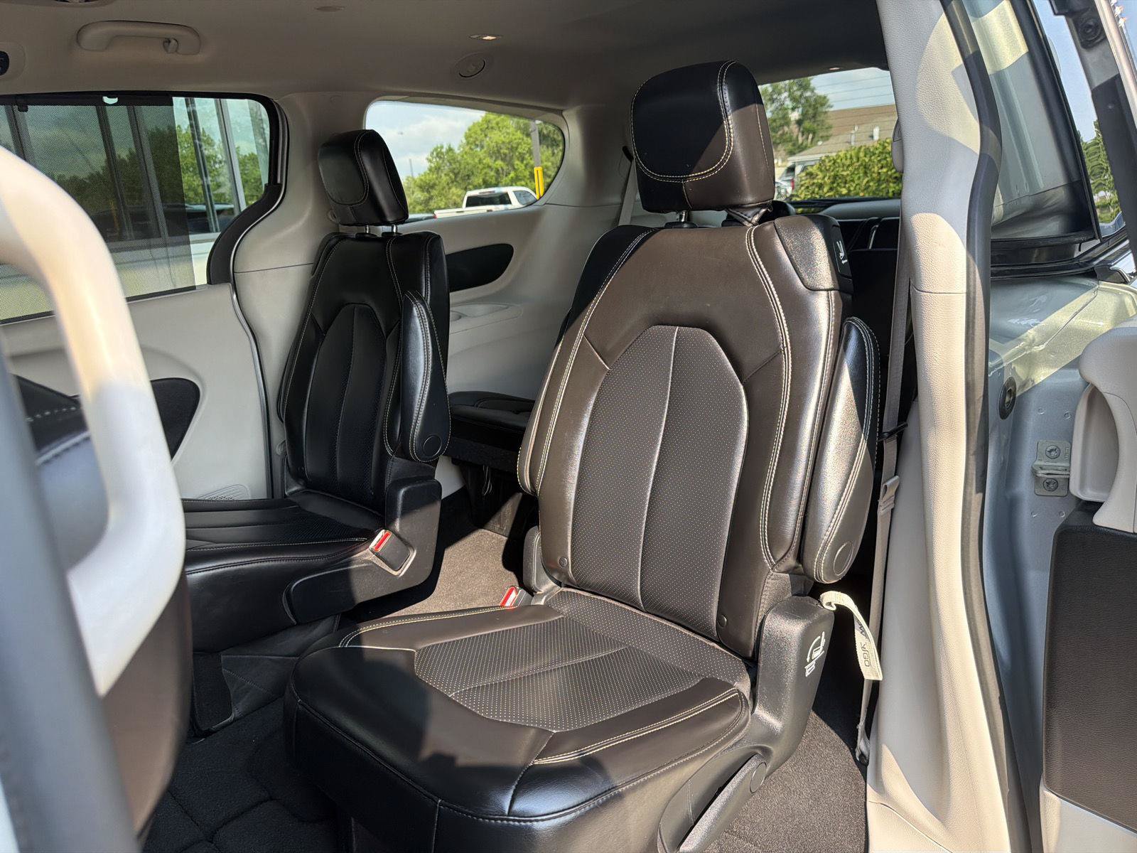 Used 2023 Chrysler Pacifica Touring-L FWD image 38