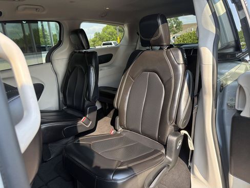 Used 2023 Chrysler Pacifica Touring-L FWD image 38