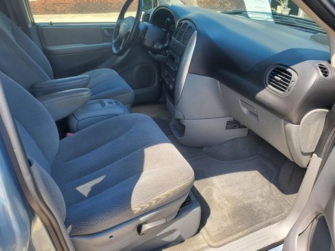 Used 2005 Chrysler Town & Country Touring FWD image 5