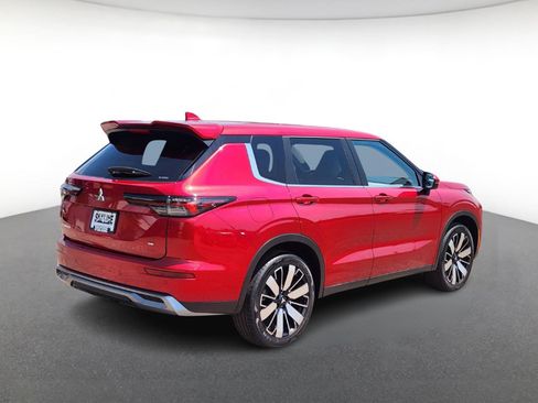 New 2025 Mitsubishi Outlander SE image 3