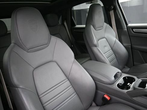 Certified 2023 Porsche Cayenne Platinum Edition AWD/4WD image 31