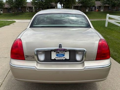 Used 2006 Lincoln Town Car Signature Limited RWD image 5