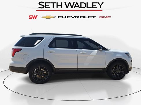 Used 2018 Ford Explorer XLT w/ Equipment Group 202A AWD/4WD image 8