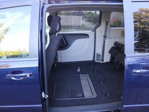 Used 2012 Dodge Grand Caravan SE image 13