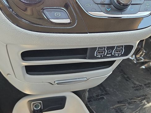 Used 2024 Chrysler Pacifica Limited FWD image 31