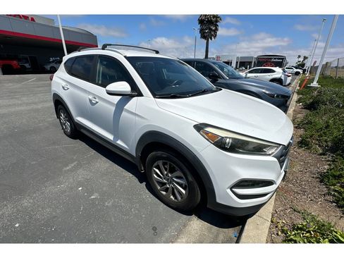 Used 2017 Hyundai Tucson SE w/ SE Popular Package 02 FWD image 2