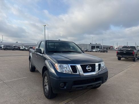 Used 2016 Nissan Frontier SV image 2