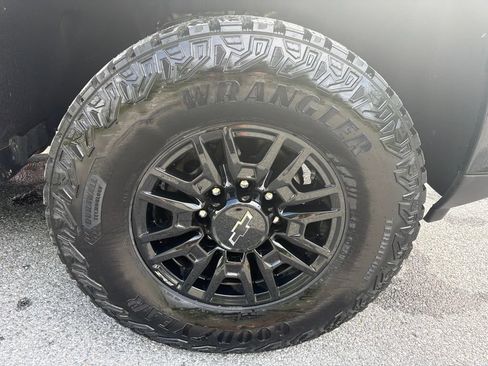 Used 2024 Chevrolet Silverado 2500 ZR2 w/ Technology Package AWD/4WD image 13