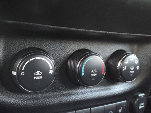 Used 2013 Jeep Wrangler Unlimited Rubicon w/ Max Tow Pkg image 26