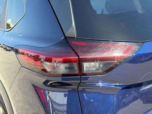 Used 2025 Nissan Rogue SV image 10