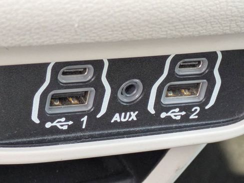 Used 2022 Chrysler Voyager LX image 26