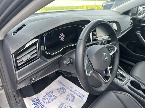 Used 2024 Volkswagen Jetta SE FWD image 9