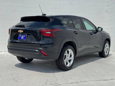 Used 2024 Chevrolet Trax LS w/ LS Convenience Package FWD image 12