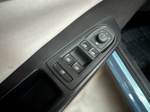 Certified 2025 Volkswagen Taos SE AWD/4WD image 16