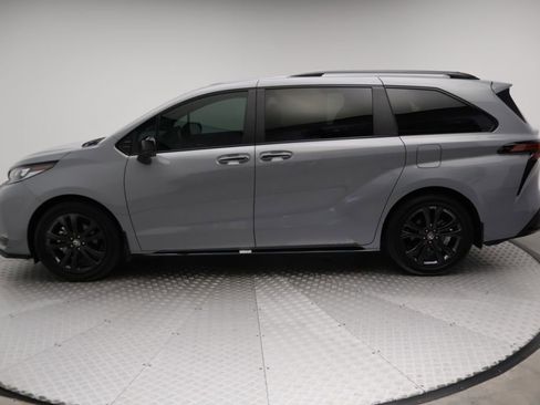 Used 2025 Toyota Sienna XSE w/ XSE Plus Package FWD image 12