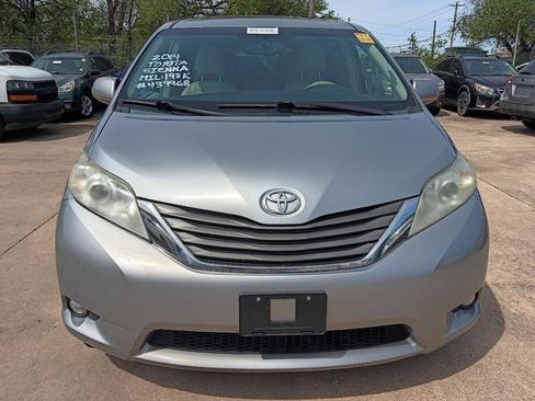 Used 2014 Toyota Sienna XLE w/ Entertainment Package FWD image 25