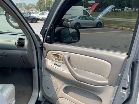 Used 2002 Toyota Sequoia Limited RWD image 17