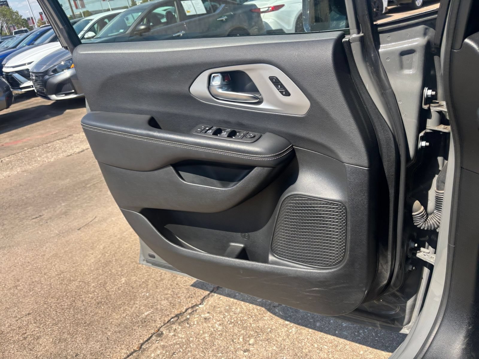 Used 2025 Chrysler Pacifica Limited FWD image 18