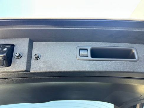 Used 2023 Toyota Highlander XLE FWD image 10