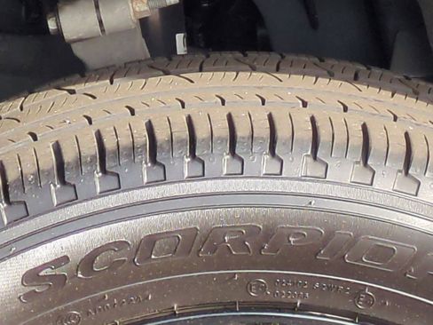 Used 2025 Jeep Grand Cherokee Limited w/ Black Appearance Package image 12