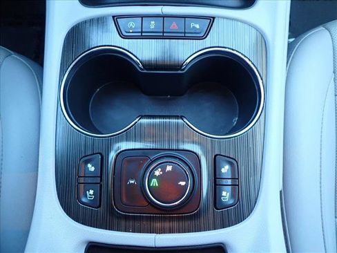 Used 2022 GMC Acadia SLT w/ Preferred Package image 21