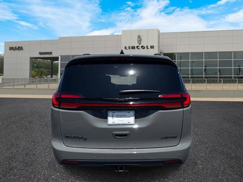 Used 2025 Chrysler Pacifica Limited w/ Uconnect Theater Family Group FWD image 4