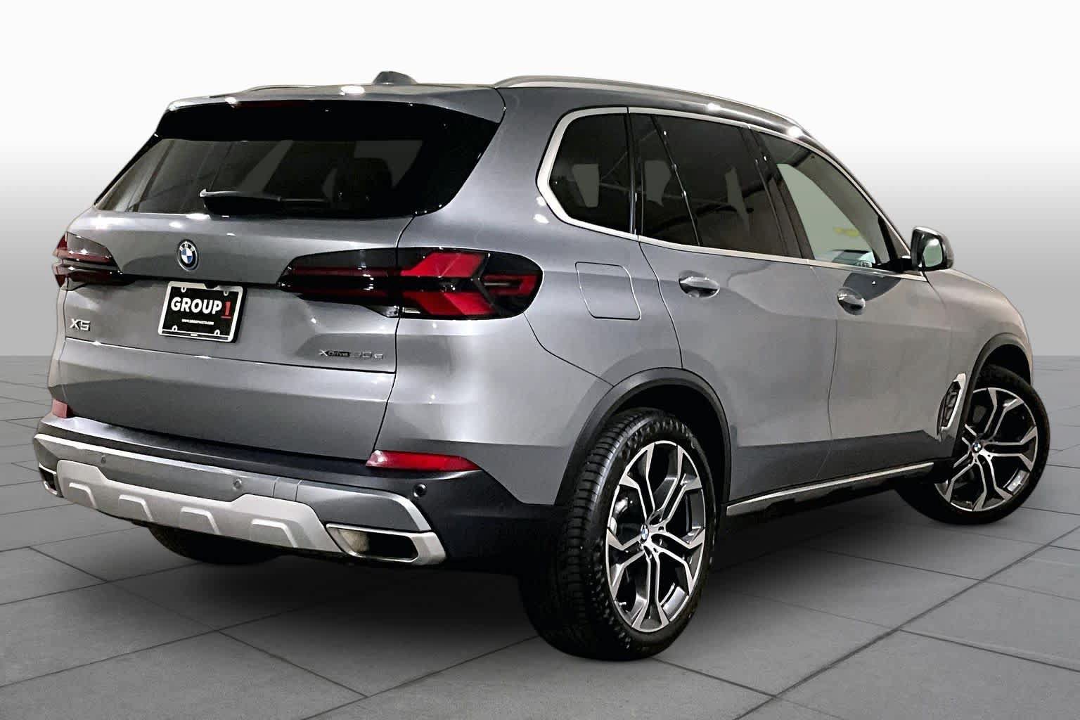 Used 2025 BMW X5 xDrive50e w/ Parking Assistance Package AWD/4WD image 12