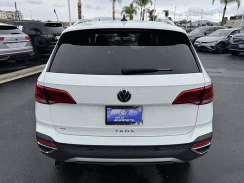 Certified 2022 Volkswagen Taos SE image 9