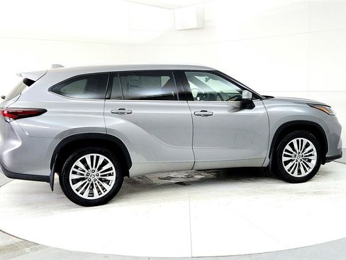 New 2026 Toyota Highlander Platinum image 6
