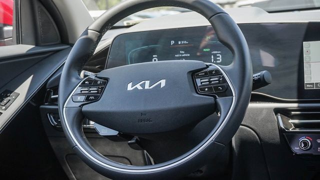 Certified 2025 Kia Niro EX FWD image 16