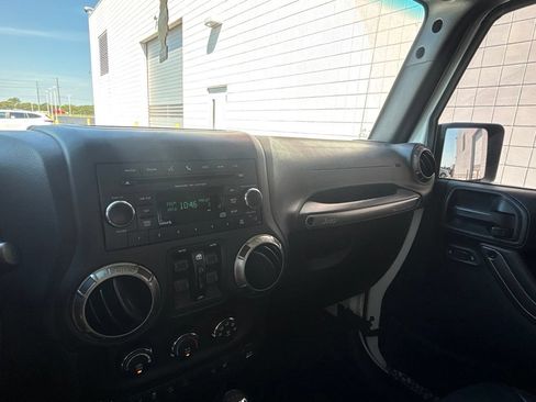 Used 2018 Jeep Wrangler Unlimited Sahara AWD/4WD image 12