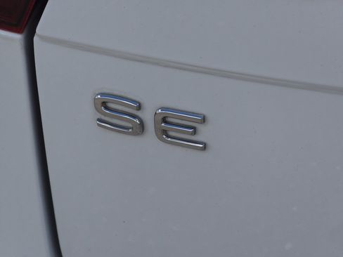 Used 2022 Volkswagen Tiguan SE w/ Panoramic Sunroof Package FWD image 14