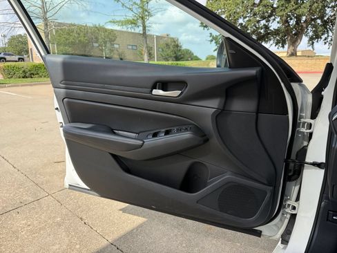 Used 2025 Nissan Altima 2.5 SV FWD image 18