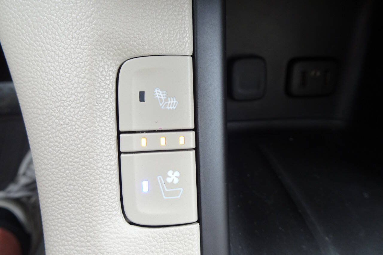 Used 2019 GMC Acadia Denali w/ Technology Package AWD/4WD image 27