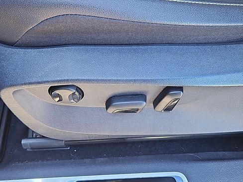 Certified 2022 Volkswagen Tiguan SE R-Line image 17