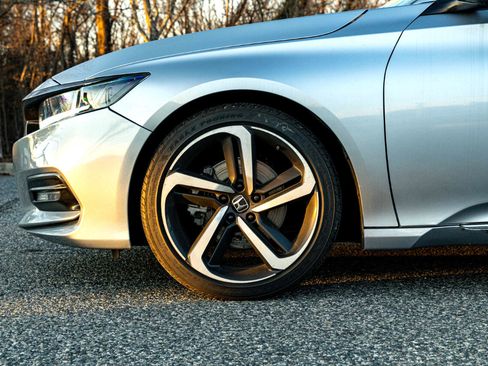 Used 2018 Honda Accord Touring image 10